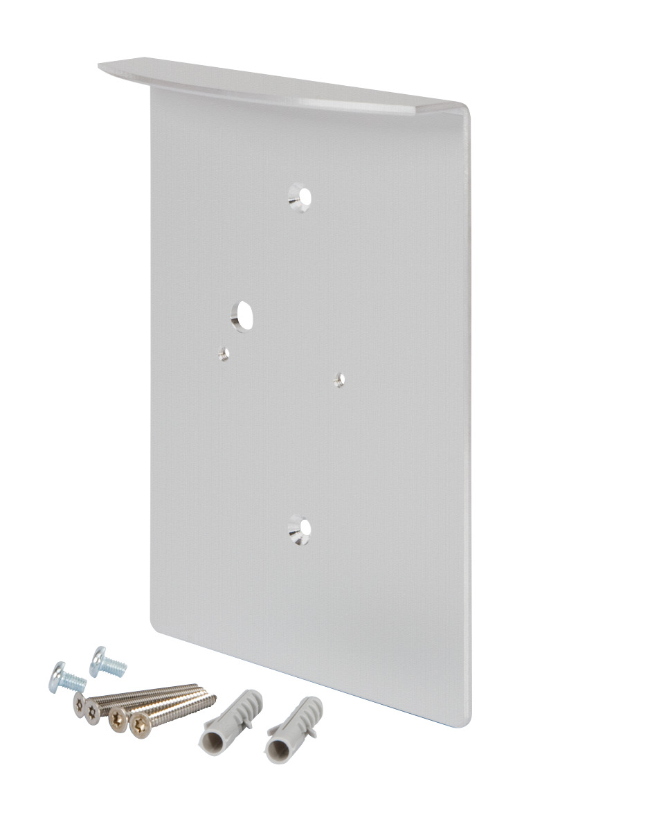 Seitliche Ansicht. Abgewinkeltes Montageblech aus eloxiertem Aluminium, mit Schrauben und Dübeln, mit Bohrungen für die Wandmontage und Befestigung des Türsprechsystems.