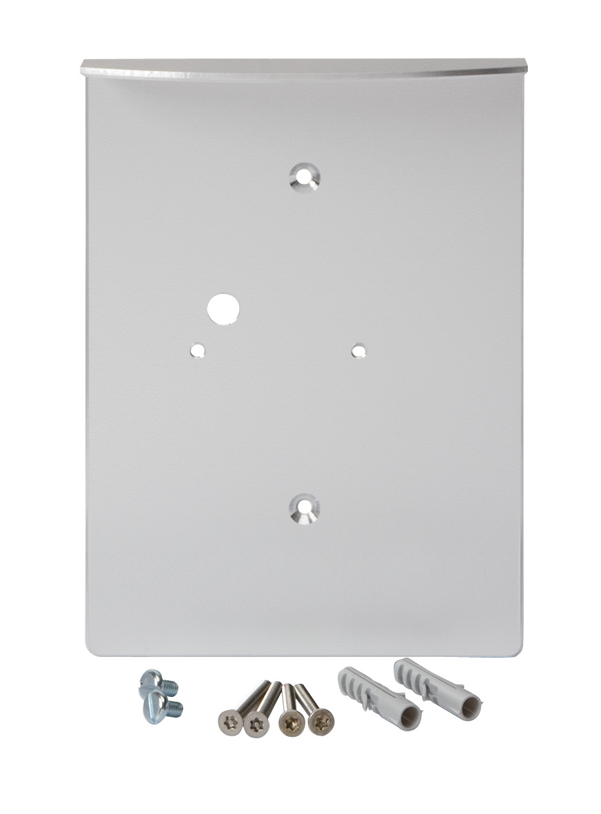 Frontansicht. Abgewinkeltes Montageblech aus eloxiertem Aluminium, mit Schrauben und Dübeln, mit Bohrungen für die Wandmontage und Befestigung des Türsprechsystems.