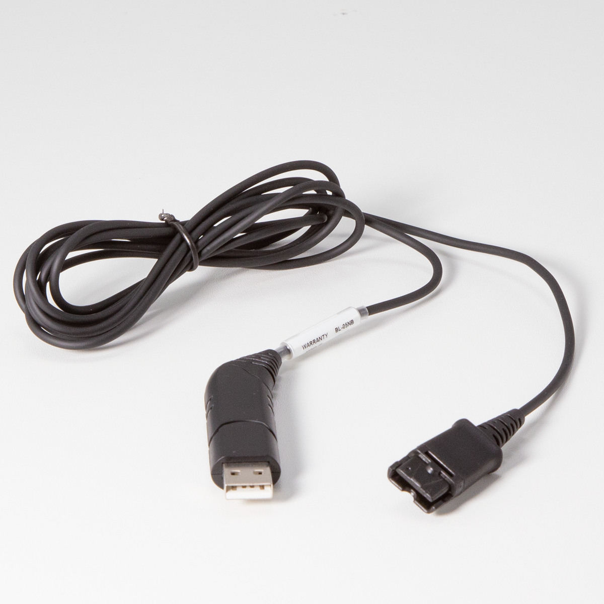 Schwarzes Kabel mit USB-Stecker zum PC und Quick-Disconnect-Stecker zum Headset.