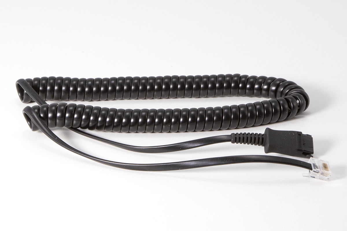Schwarzes Spiralkabel mit RJ-45-Stecker und Quick-Disconnect-Stecker zum Headset.